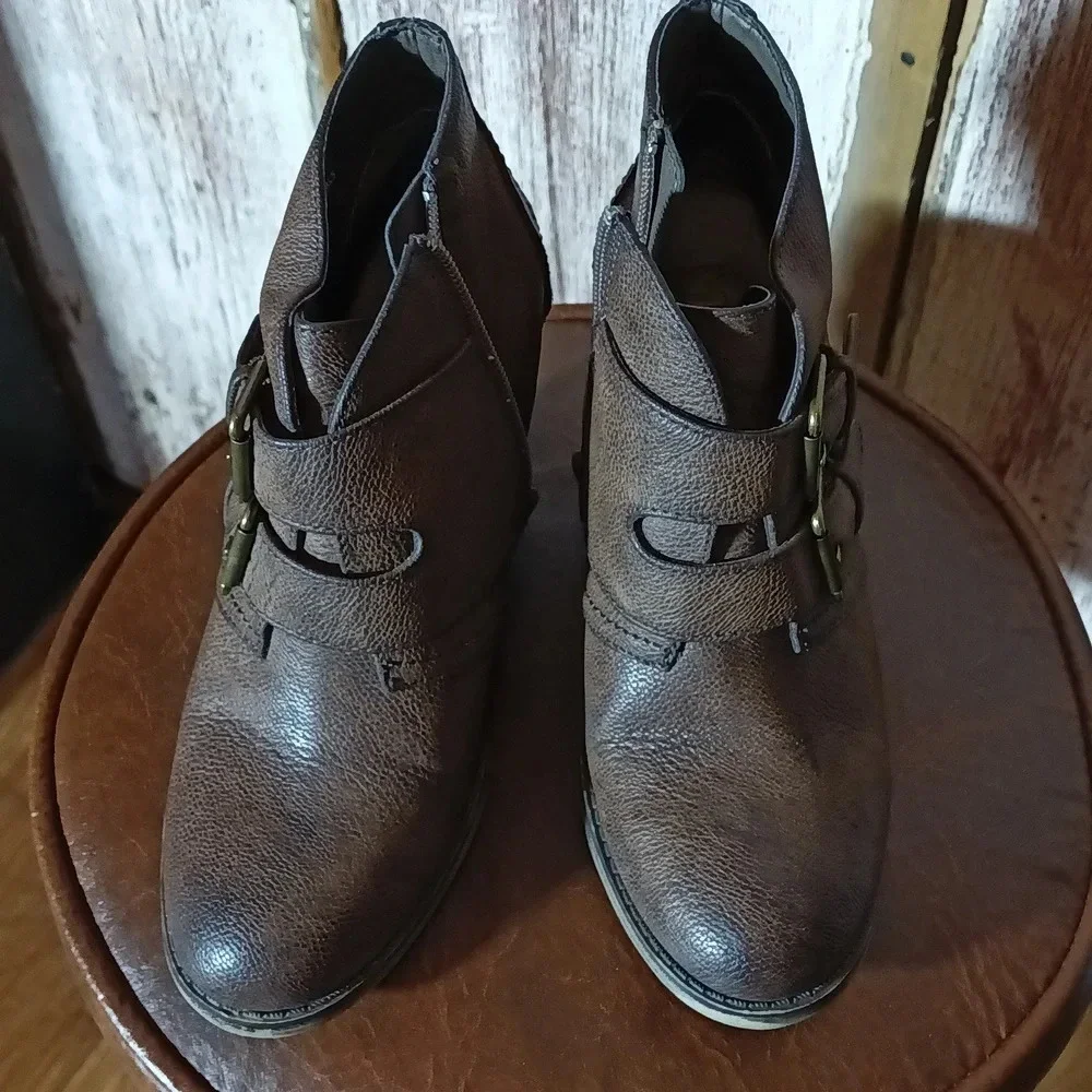 Mia Farris chocolate zip bootie with decorative buckle 2" heel 6.5 - Picture 10 of 11